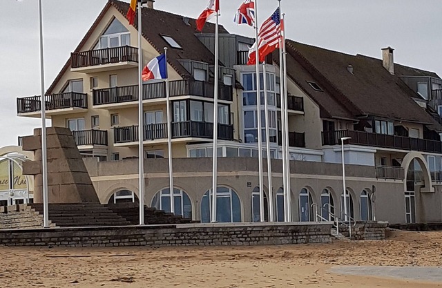 Beachfront apartment with large south-facing balcony