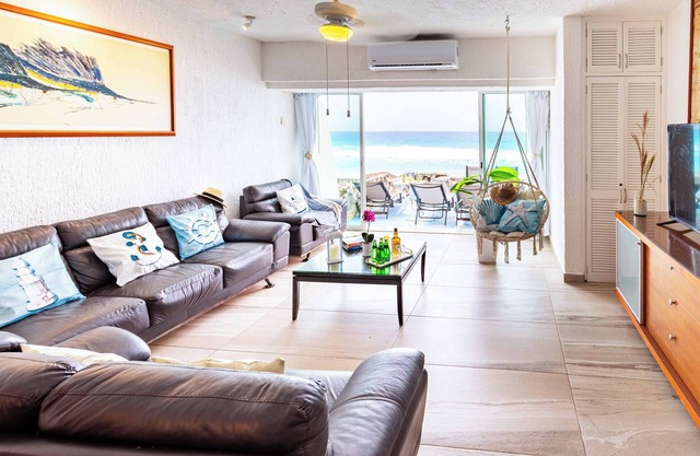 Beachfront house with direct access to the sea, Swimming pools, Air Conditioning, ZH