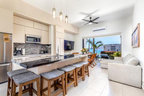 Beachfront luxury Condo w Pool
