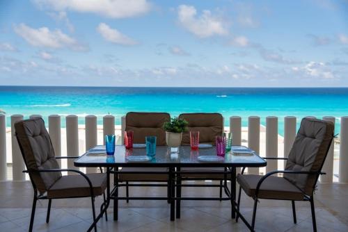 Beachfront Residence with Stunning Views and pool