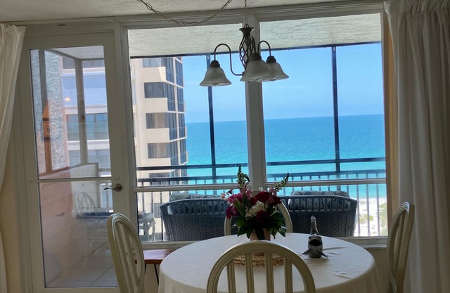 Beachfront with gorgeous costal views! - minimum 3 month stay