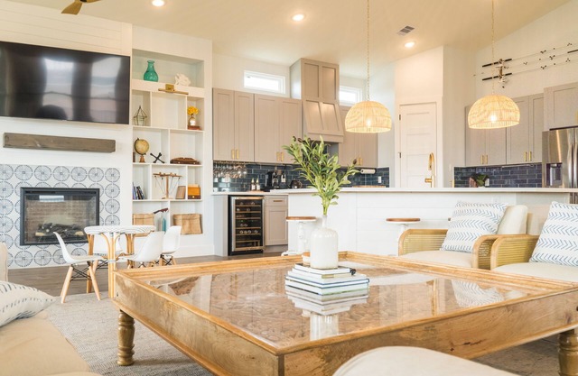 Beachside, Luxury, Pool, Mini Golf, Arcades, EV, Bay and Ocean Views