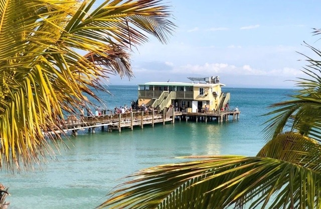 Beachy cottage with heated Pool, just minutes to beautiful white sand beaches!
