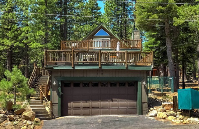 Bear Pause 4BR Cabin | Large Deck & Balcony Near Hiking
