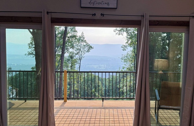 Bear Ridge Cabin-Views & Hot tub