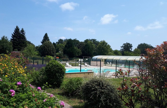 Beau Chalet Avec Ombre, Terrasse et Salon de Jardin Dans Résidence Avec Piscines