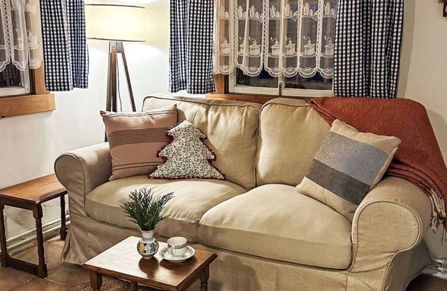Beautiful private villa for 8 guests with WIFI, TV, patio and pets allowed
