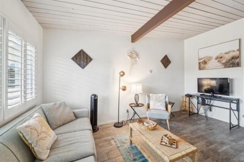 Beautiful 1 Bed Beach Condo #224