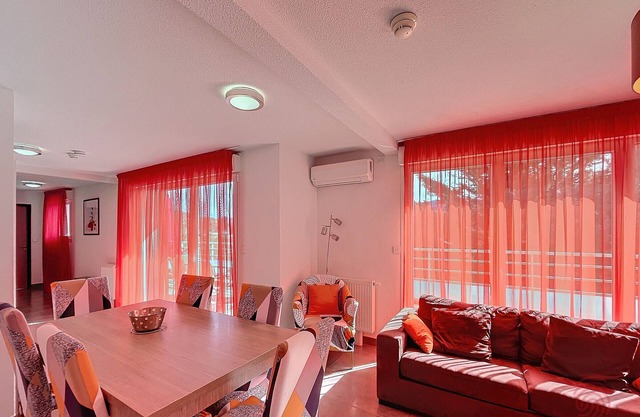 Beautiful 2-bedroom with AC, parking, terrace, and mountain view, 50m from center and thermal baths
