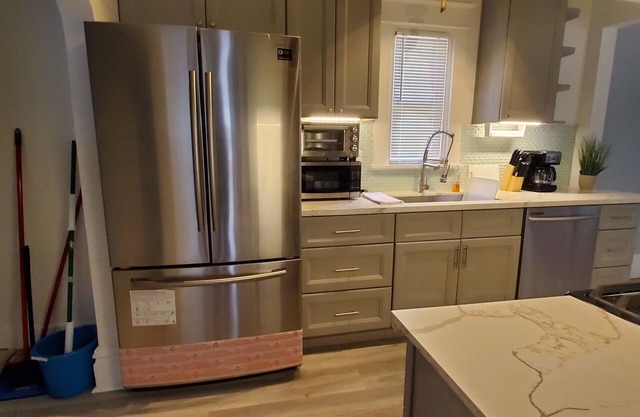 BEAUTIFUL 3bd 2br /BLOCKS AWAY FROM NOTRE DAME /EDDY ST