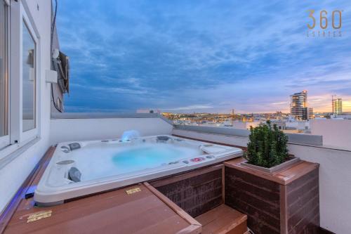 Beautiful 3BR Triplex penthouse with Hot-Tub by 360 Estates