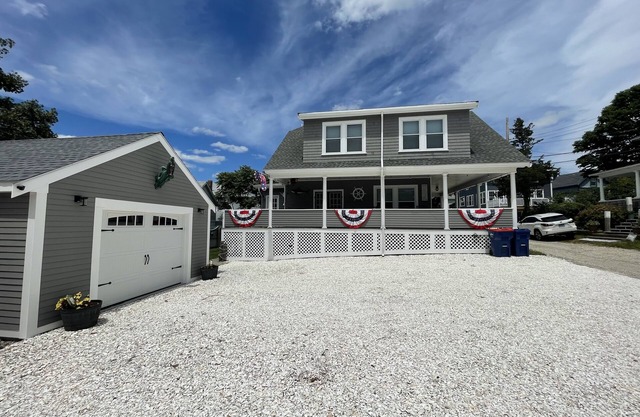 Beautiful 5 bedroom 2 bath Nostalgic Cape House, 30 seconds to your own beach.