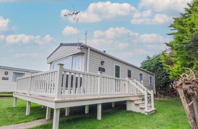 Beautiful 8 berth caravan at Seawick Holiday Park in Essex ref 27028R