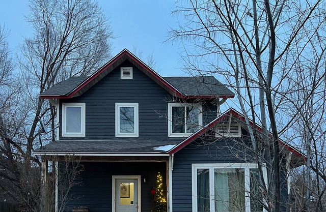 Beautiful and spacious home located 5 minutes drive from downtown Carbondale.