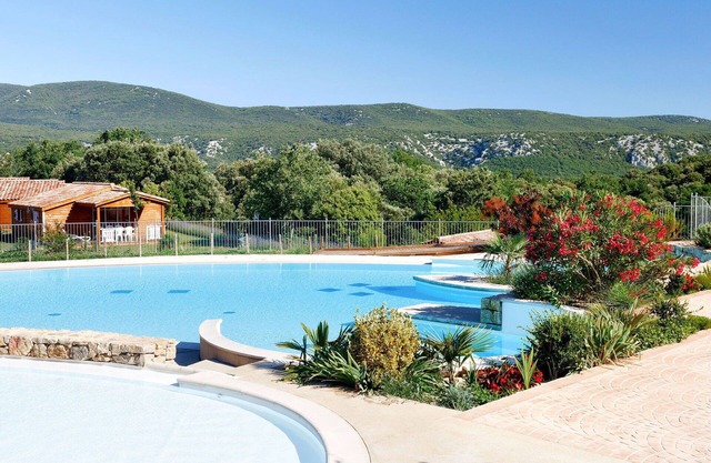 Beautiful apartment in villa with WIFI, A/C, pool, hot tub, terrace, pets allowed and parking