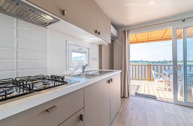 Beautiful apartment in villa for 6 guests with pool, A/C, WIFI, TV, terrace and parking