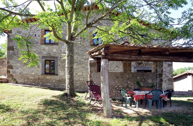 Beautiful apartment in villa for 2 people with pool, WIFI, patio and parking