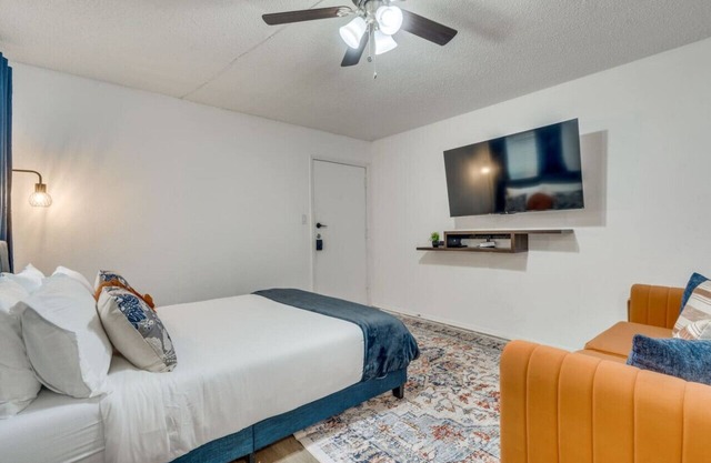 Beautiful Austin Studio Sleeps 4 10min to Downtown