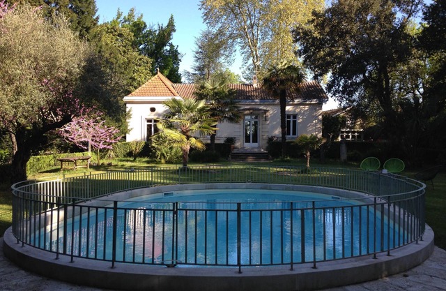 Beautiful Bordeaux residence, swimming pool, tennis court, bowling green in wooded grounds of 1 hectare