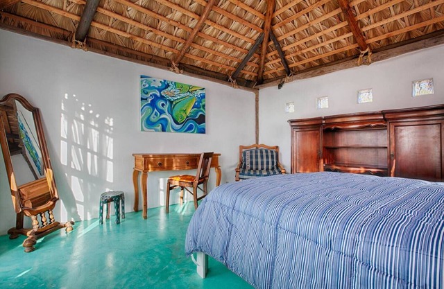 Beautiful casita, very close to the beach with beautiful views. Nice cabin!