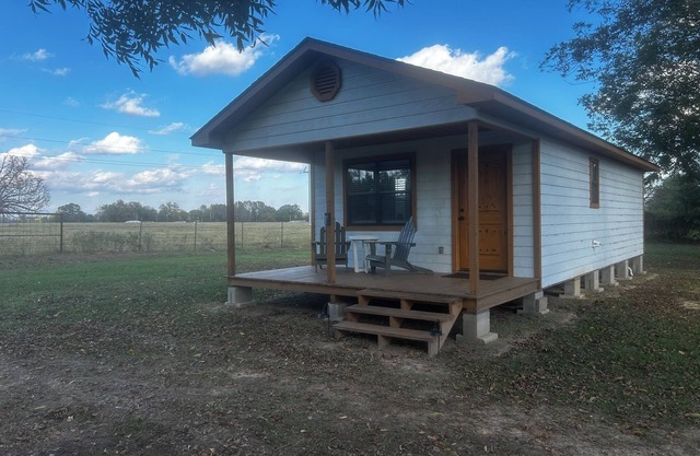 Beautiful, clean & cozy White House Cabin #3 near New Boston Texas
