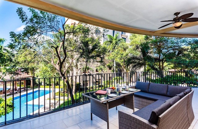 Beautiful Condo, Lap Pool, Yoga Room & Gym