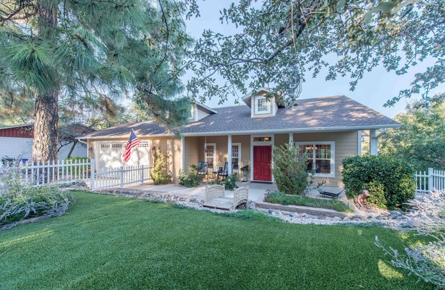 Beautiful Craftsman Style Home Fully Equipped With Comfort In Mind.