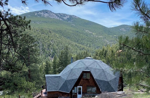 Beautiful Dome House on 7 Mountain Acresn30 minutes to Boulder or Golden