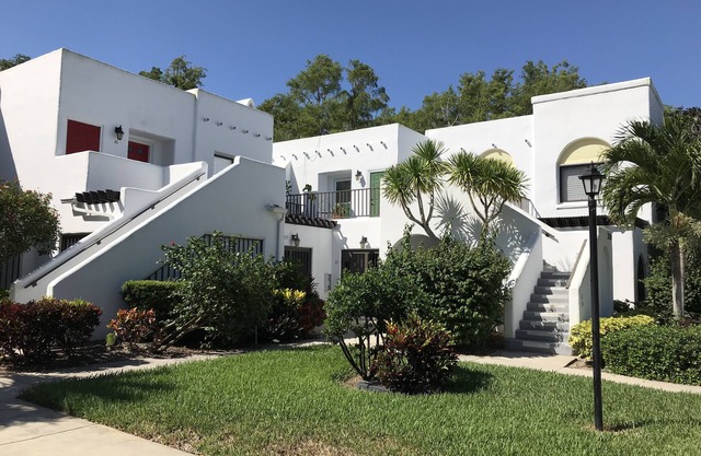 Beautiful gated condo 10 minutes from the Beach