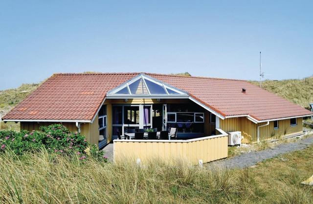 Beautiful home in Hvide Sande with WiFi