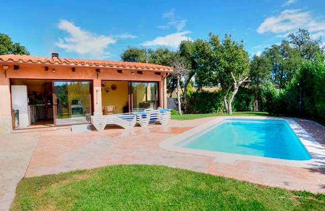 Beautiful house for 14 people with 7 bedrooms and private pool.