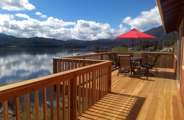 Beautiful Lake Front house with Spectacular view, new deck/private dock sleep 6