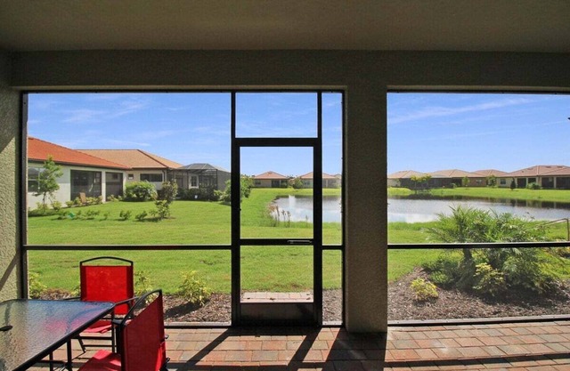Beautiful lakefront home in Toscana Isles - Breeze By The Lake