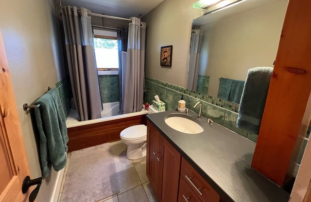 Beautiful modern mountain retreat between Denver & Boulder-WiFi, patios, views!