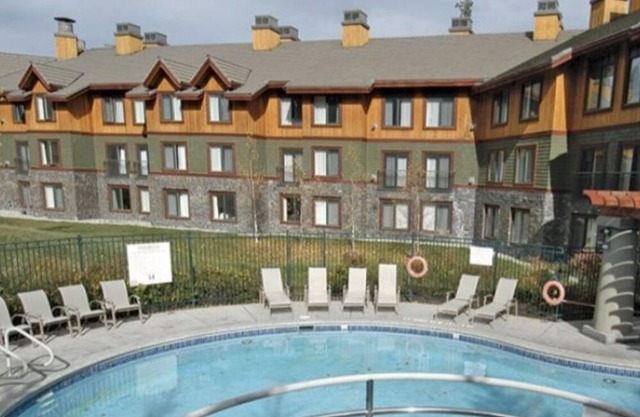 ⭐️Beautiful Mountain View’s/Heated Outdoor pool⭐️Hot tub⭐️, Luxury 1BR Condo