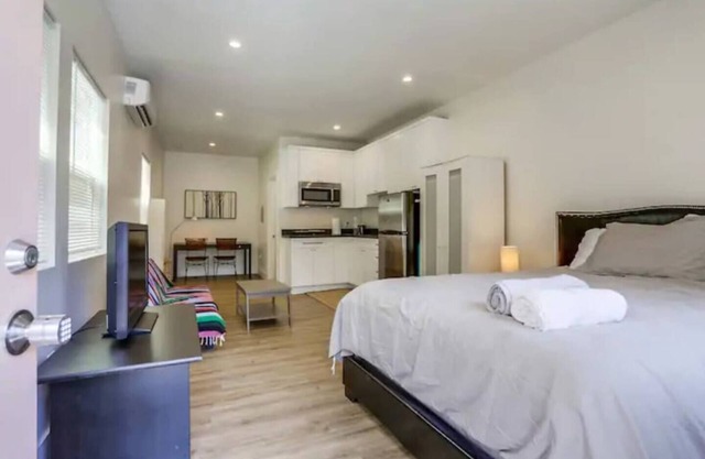 Beautiful Newly Remodeled Studio apartment