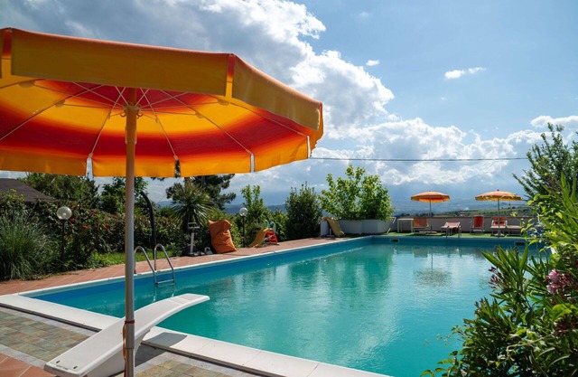 Beautiful private villa for 6 people with pool, WIFI, TV, patio and pets allowed, close to Pescara