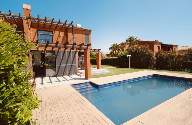 Beautiful private villa for 6 people with WIFI, A/C, private pool, TV, patio and parking