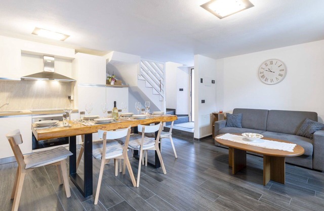 Beautiful private villa for 6 guests with WIFI, TV, patio, pets allowed and parking