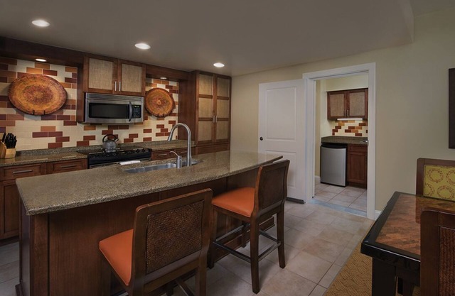 BEAUTIFUL resort near theme parks! LR, full kitchen, bedroom and bathroom.