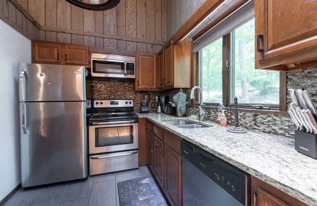 Beautiful Rustic Cabin! Pool Table, 6 TVs, WiFi, Linens/Towels, A/C,FirePit