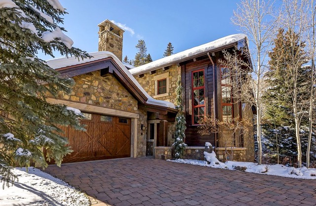 Beautiful, Ski-In/Out Village Walk Home, With Private Hot Tub and Game Room
