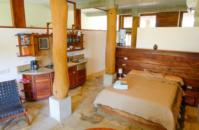 Beautiful Studio w Pool - Close to Town and Beach