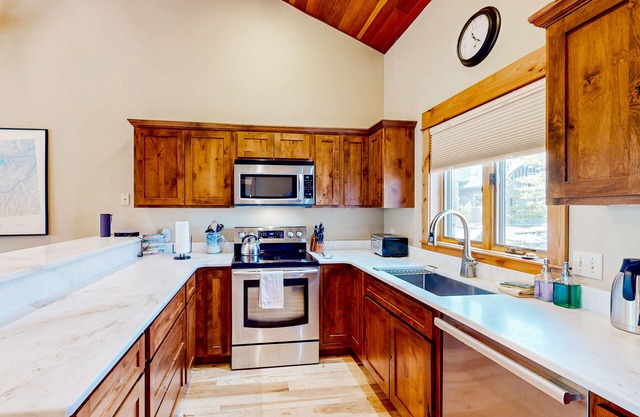 Beautiful townhome close to lifts with WiFi, streaming, and patio