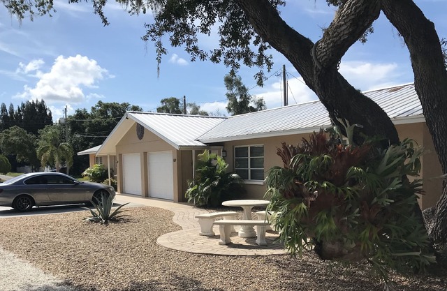 Beautiful Two Bedroom, 1.5 Bath Villa Minutes From Nokomis Beach