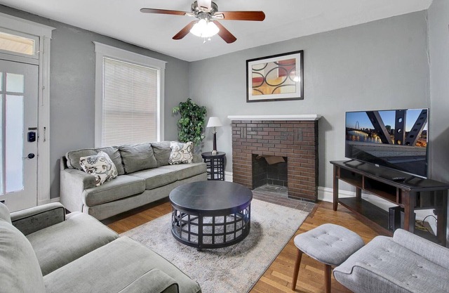 Beautiful Unit in Shaw Community! 1W