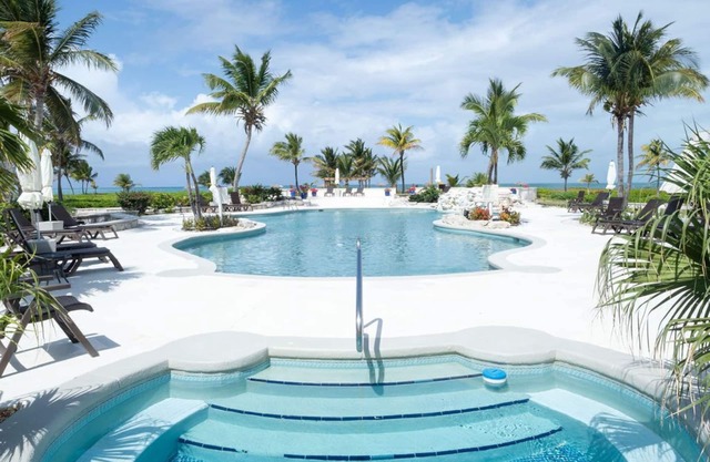 Beautiful upgraded 1 bdrm & sofa bed stunning views , pool hot tub , 2nd floor,
