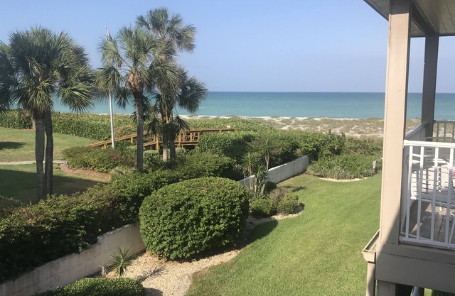 Beautiful VENICE BEACH beachfront condo with private beach access, balcony, pool
