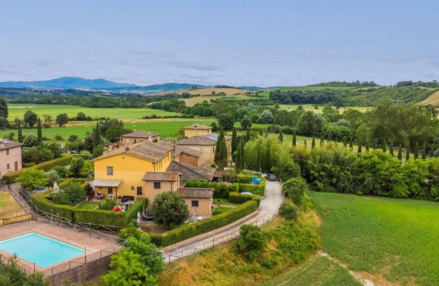 Beautiful villa for 4 people with A/C, WIFI, pool, TV, patio, pets allowed and panoramic view