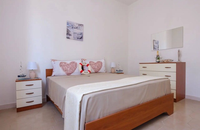 Beautiful villa for 6 guests with WIFI, A/C, TV, terrace, panoramic view and parking
